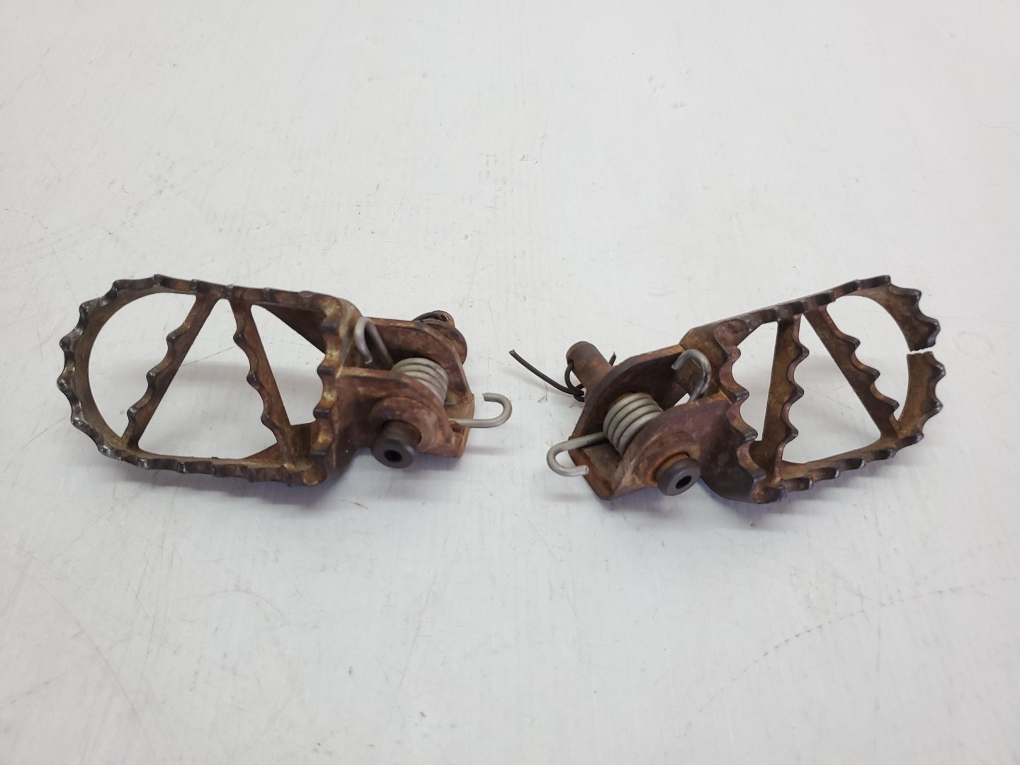 Footpegs Foot Pegs Rests 1 Cracked 85SX 2006 85 SX 06-17 KTM #824