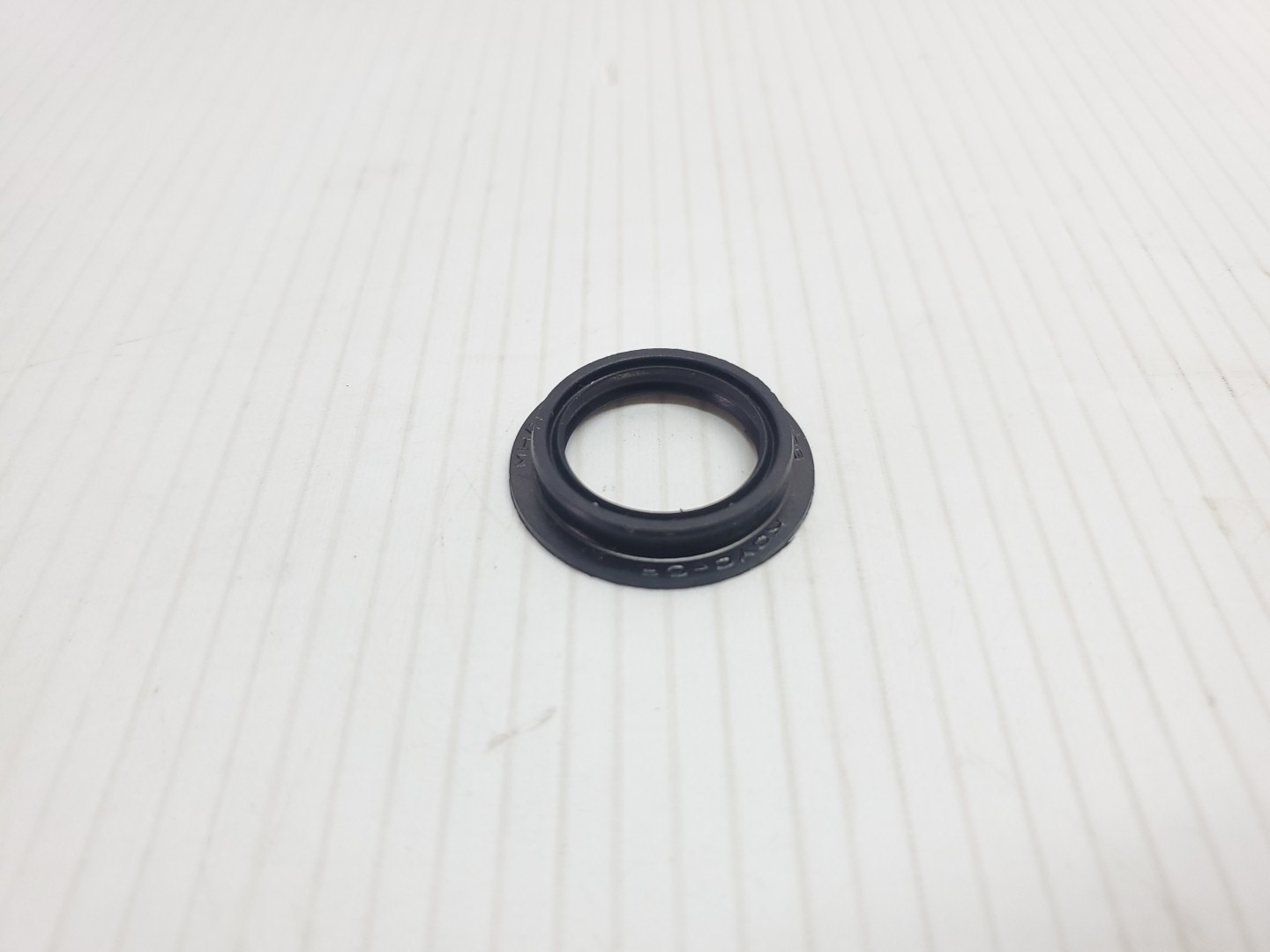 New Kawasaki KX 125 250 KDX 200 220R Oil Seal 92049-1402 NOS