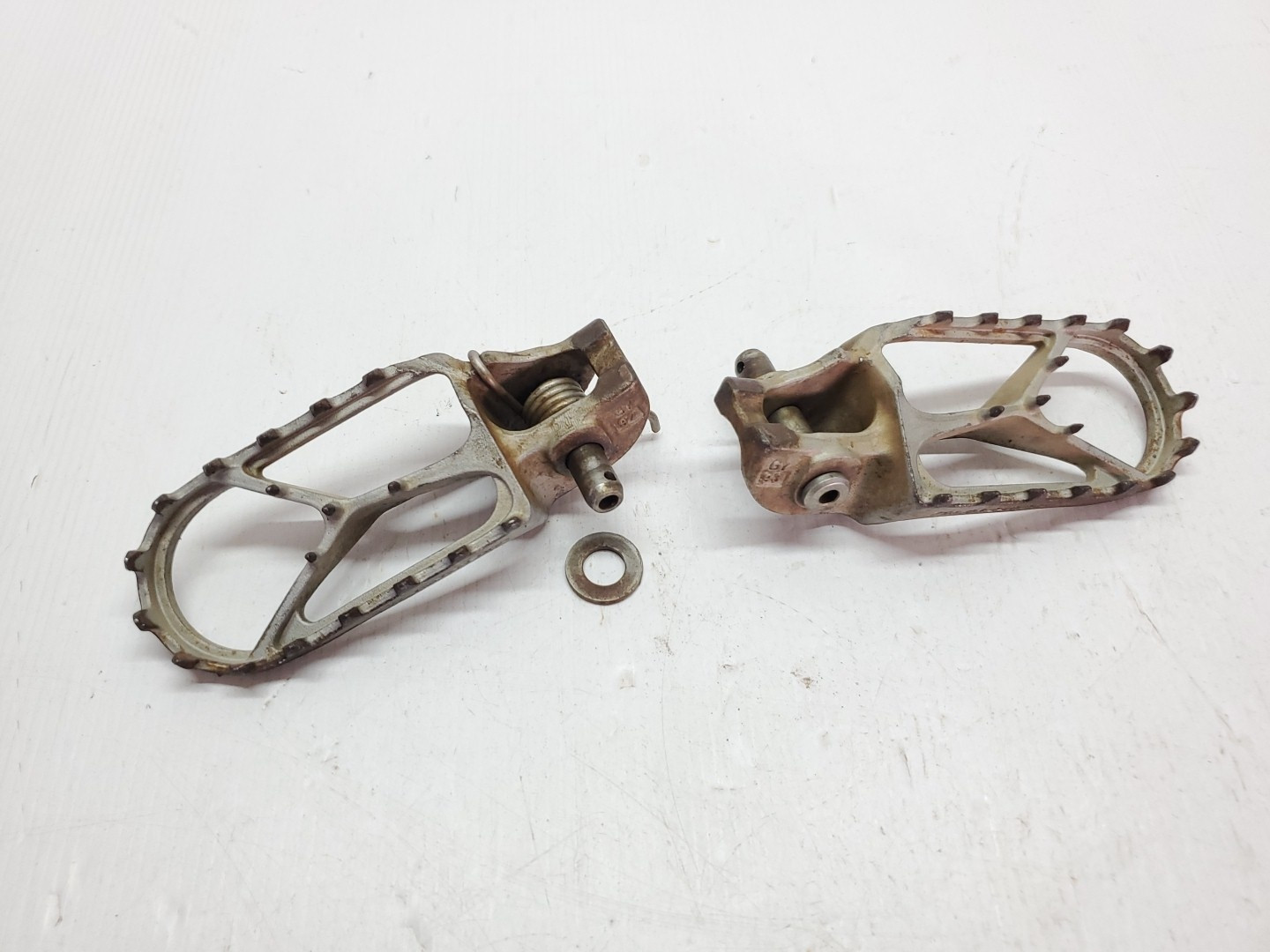  KTM 350EXC-F 2020 Foot Pegs Missing Spring 250 350 450 500  EXC F EXCF 17-23 FE250 350 450 17-22 #P73