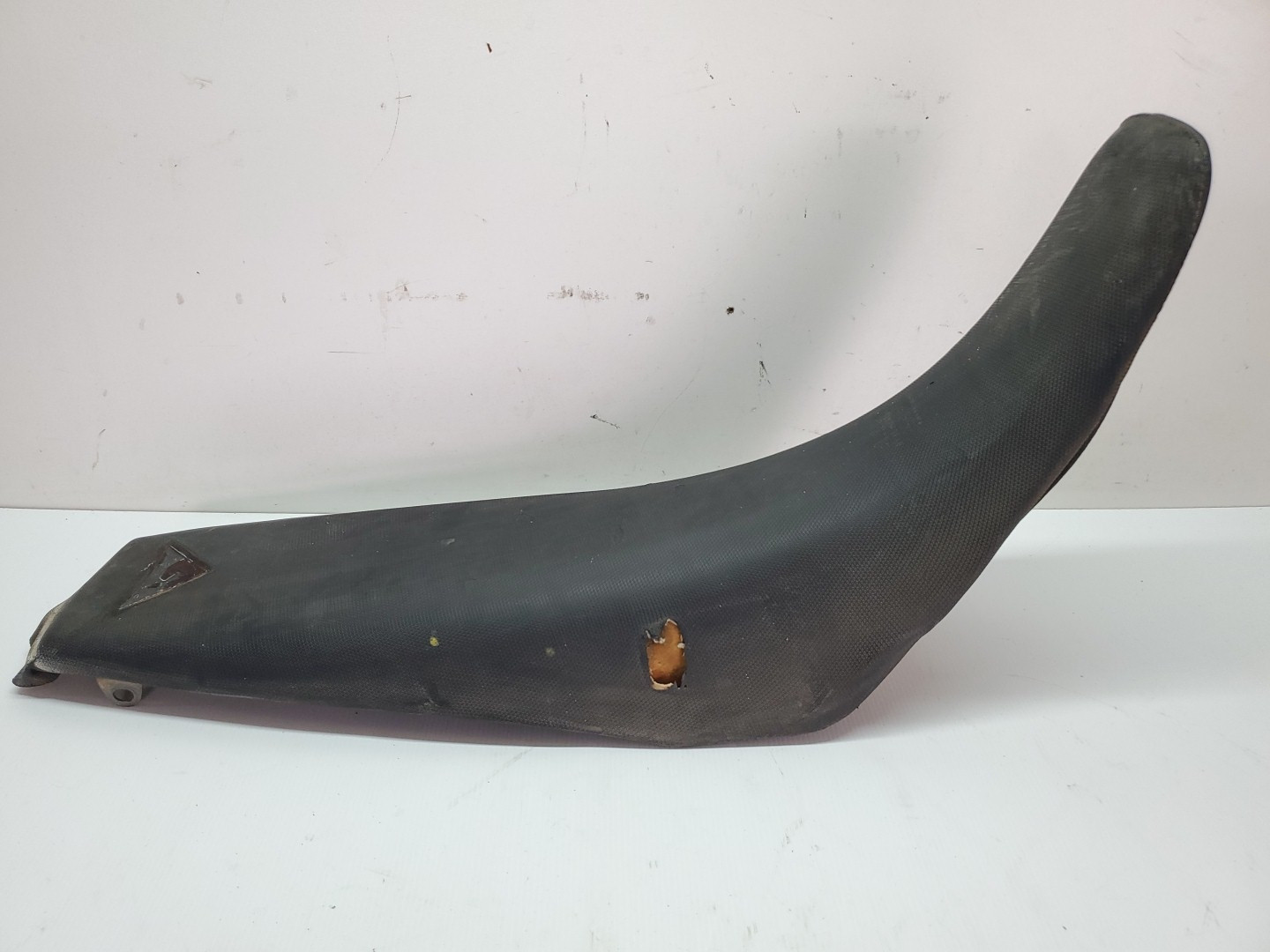 Yamaha YZ250 1999 Seat 1 Damaged Mounting Tab YZ 125 250 98-00 #ES